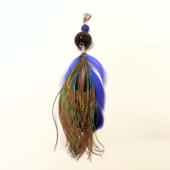 XL Kettenanhänger mit echter blauer Pfauenfeder, großer schwarzer Strassperle und kleiner blauer Glitzerperle.